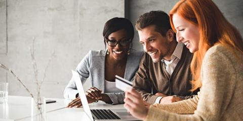 CapitalBox_ryhma-ihmisia-kannettavan-tietokoneen-kanssa